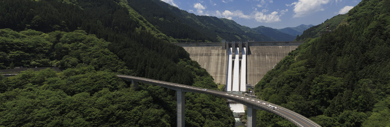 埼玉県・滝沢ダム)