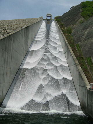 放流中の奈良俣ダム